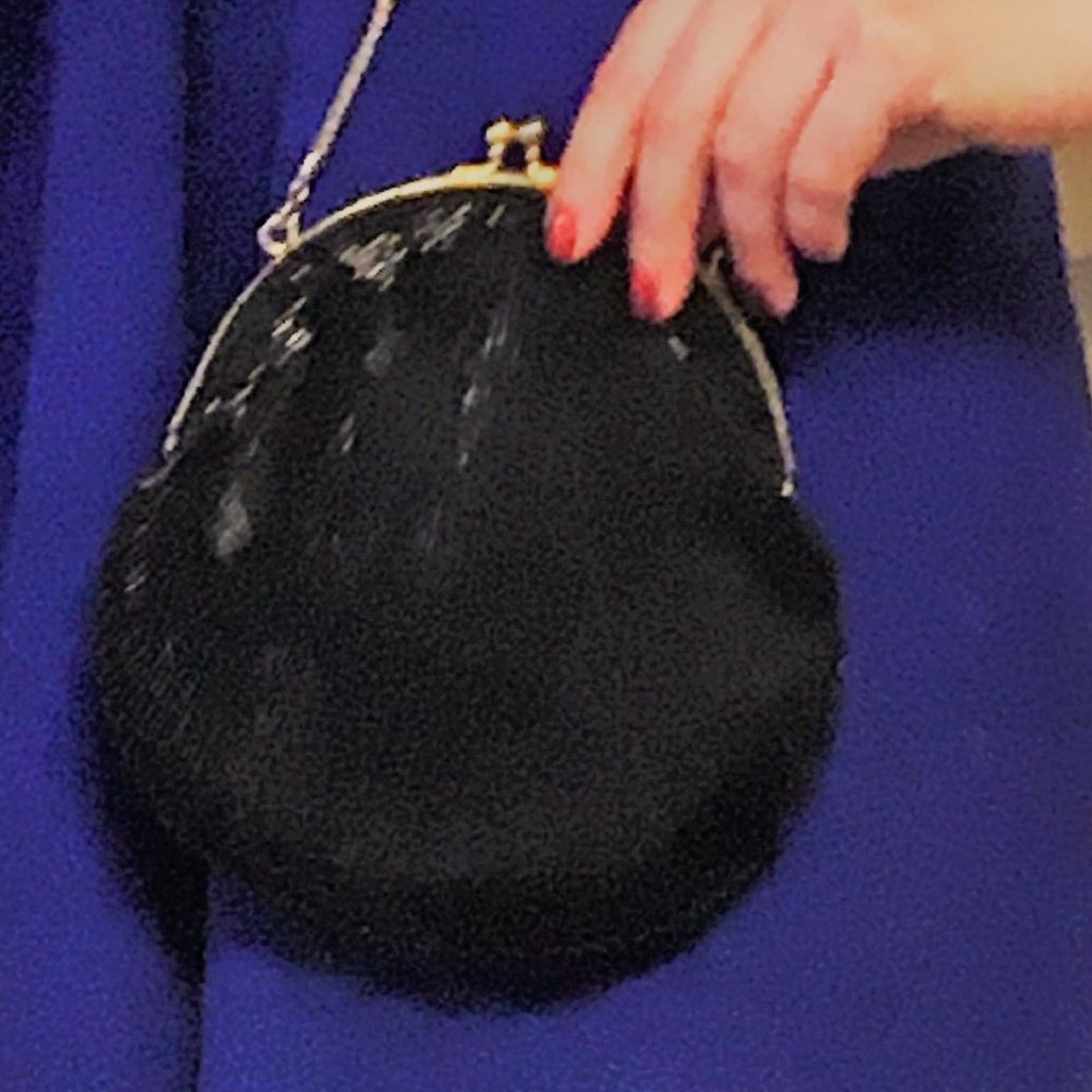 Bugle bead clamshell-shaped purse w/ kiss closure